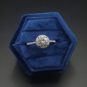 Round-Cut Halo Engagaement Ring